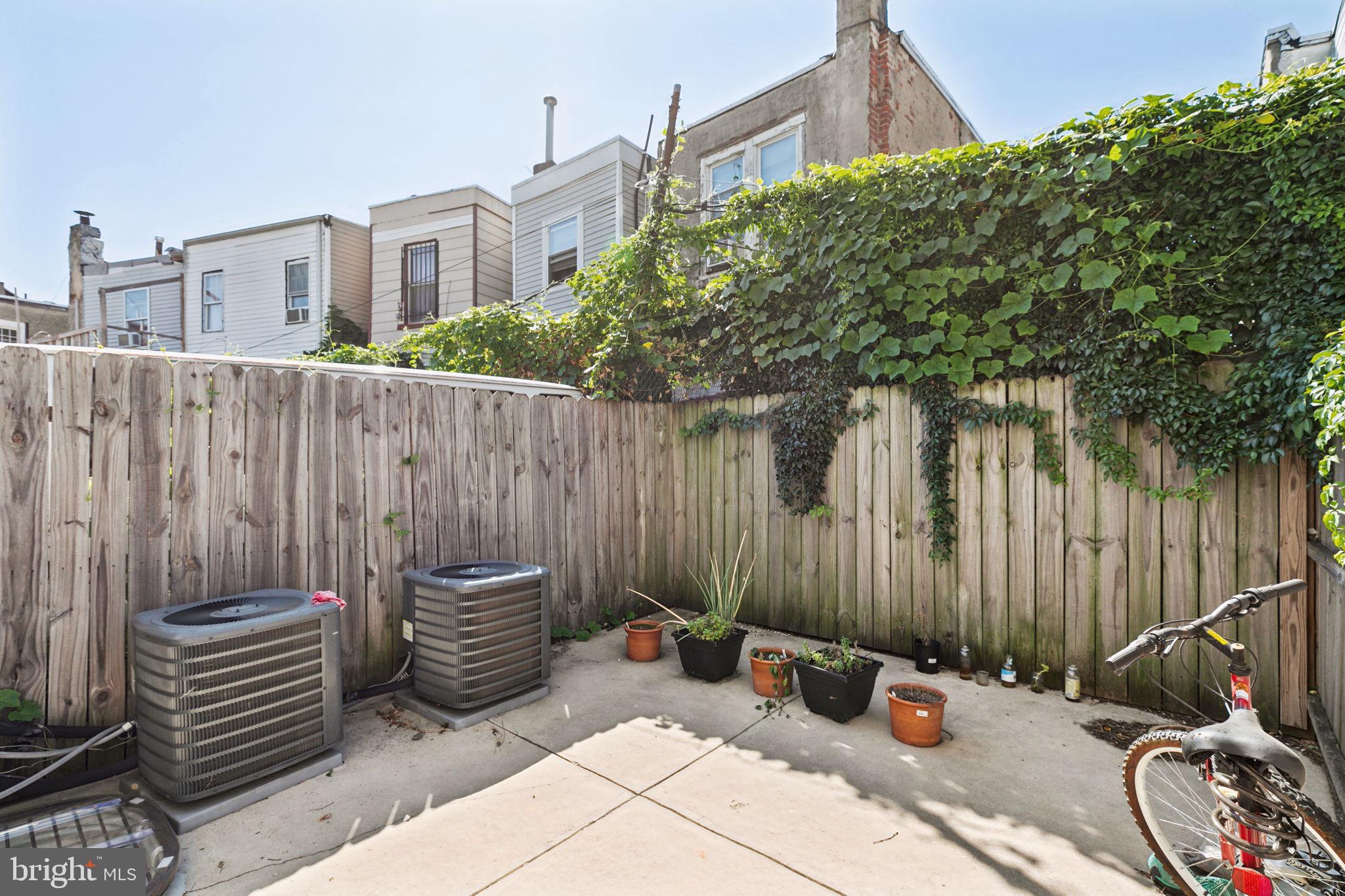 728 Daly St