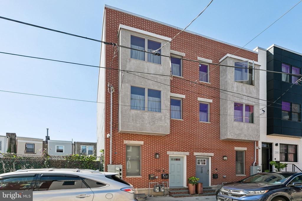728 Daly St