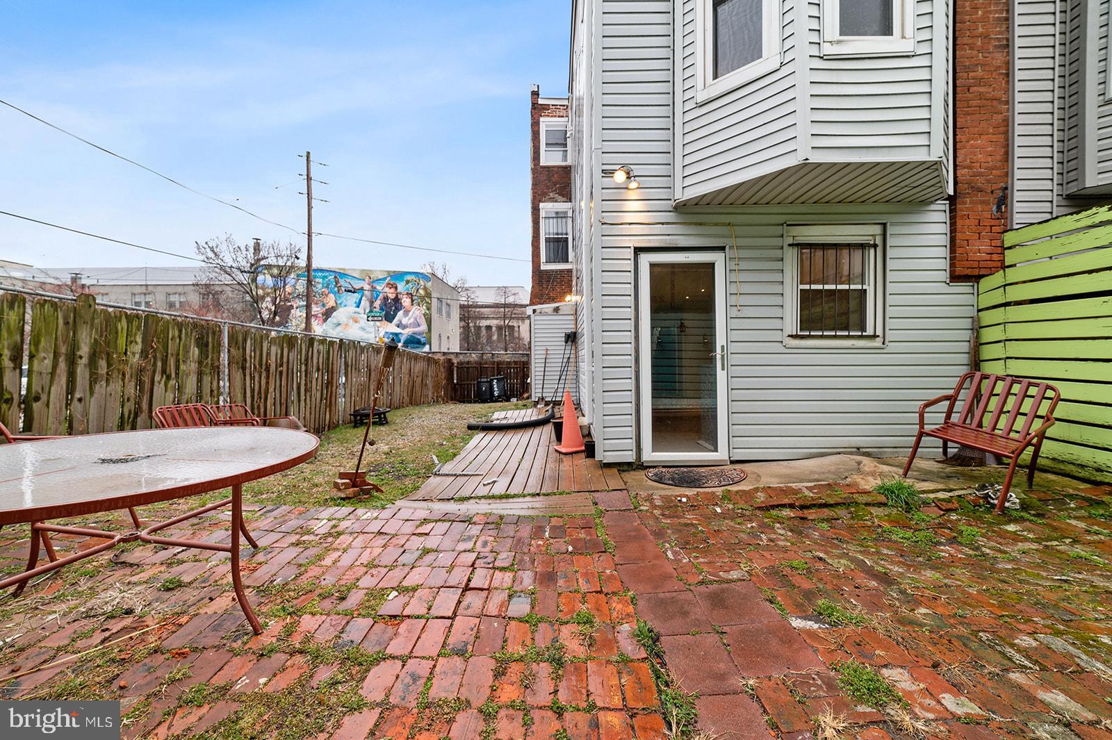 2205 W Thompson St