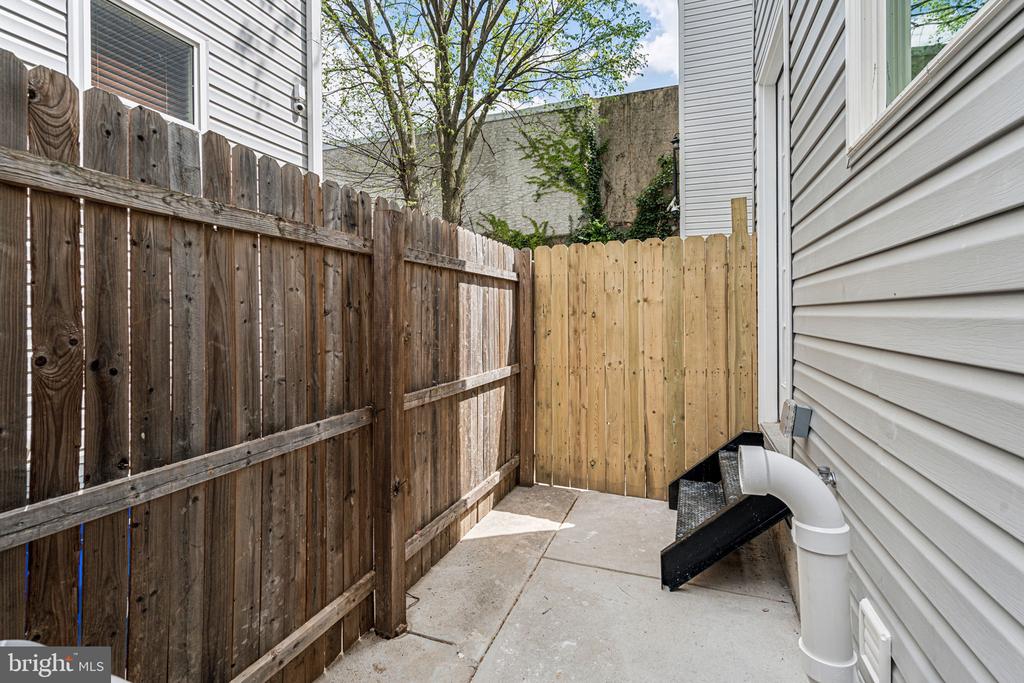 2121 E DAKOTA STREET