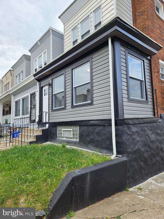 326 ROSELYN STREET Unit: A