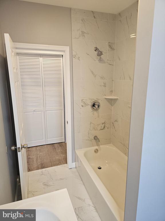 326 ROSELYN STREET Unit: A