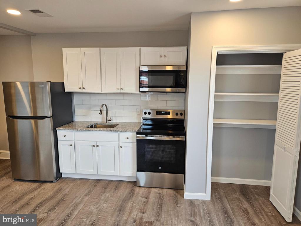 326 ROSELYN STREET Unit: A