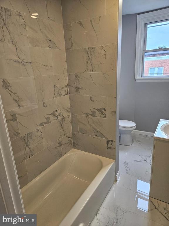 326 ROSELYN STREET Unit: A