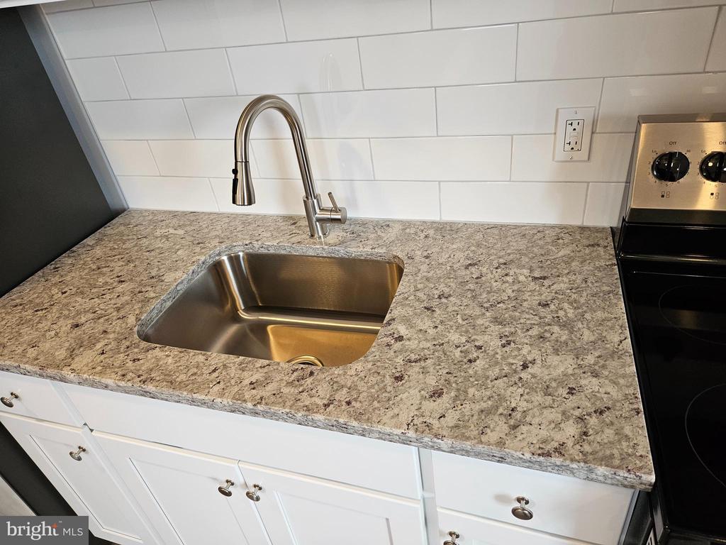 326 ROSELYN STREET Unit: A