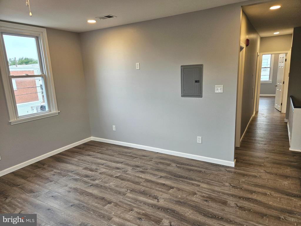 326 ROSELYN STREET Unit: A