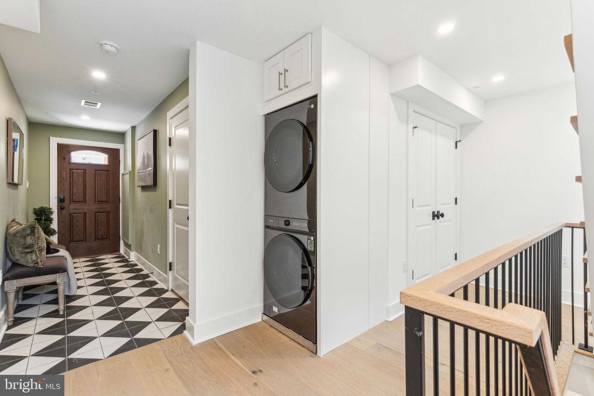1929 W George St