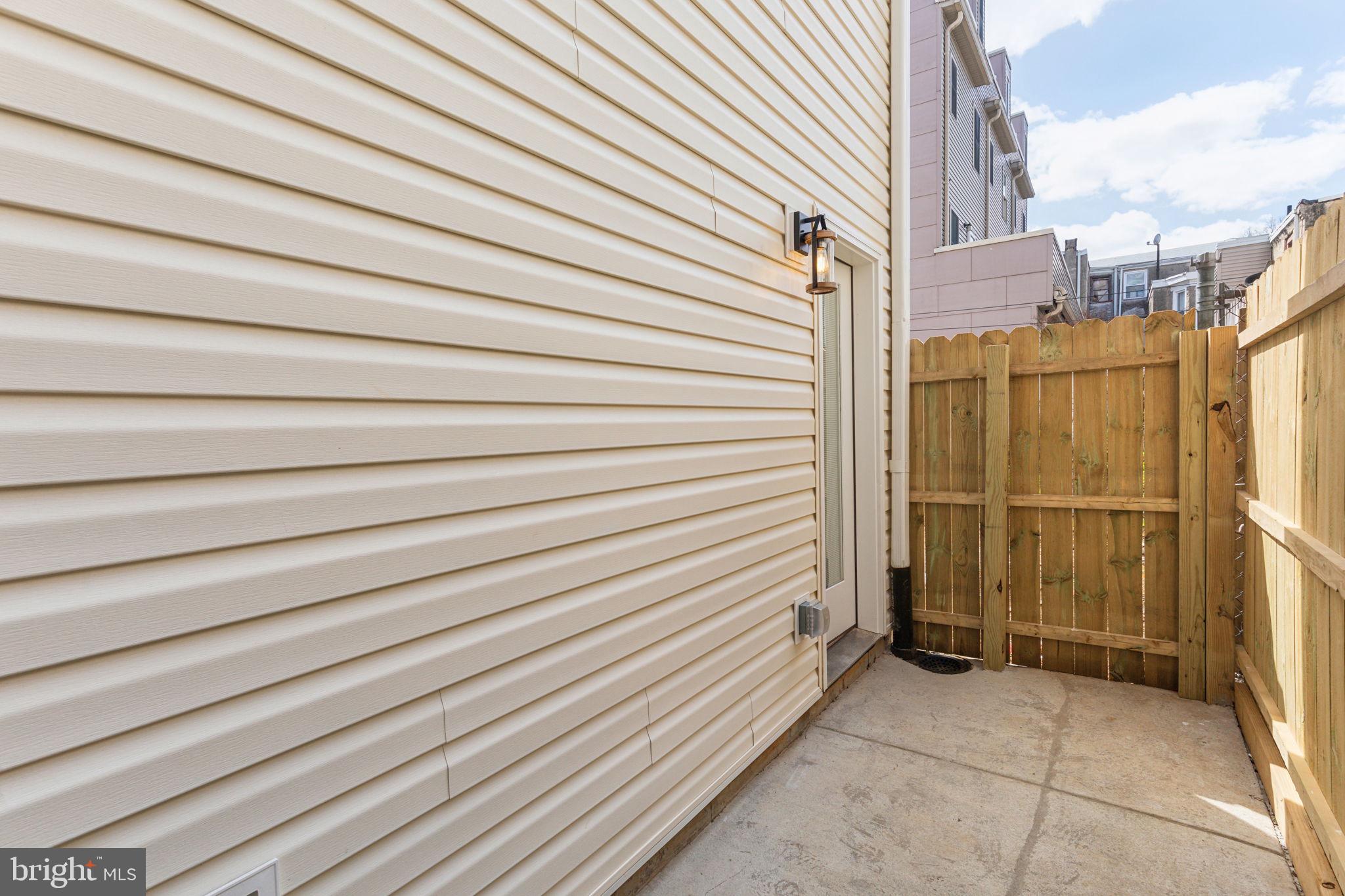 1929 W George St
