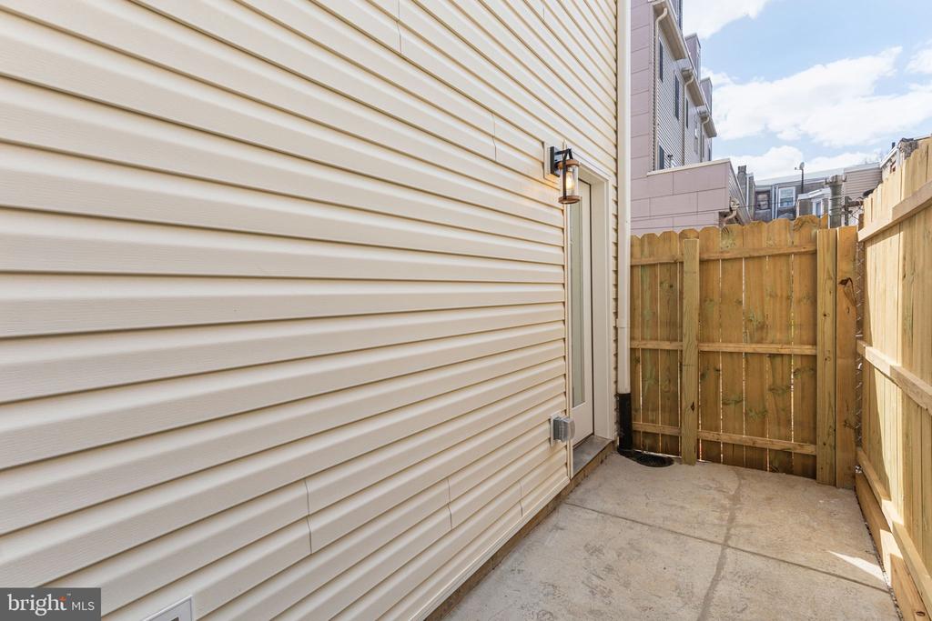 1929 W George St