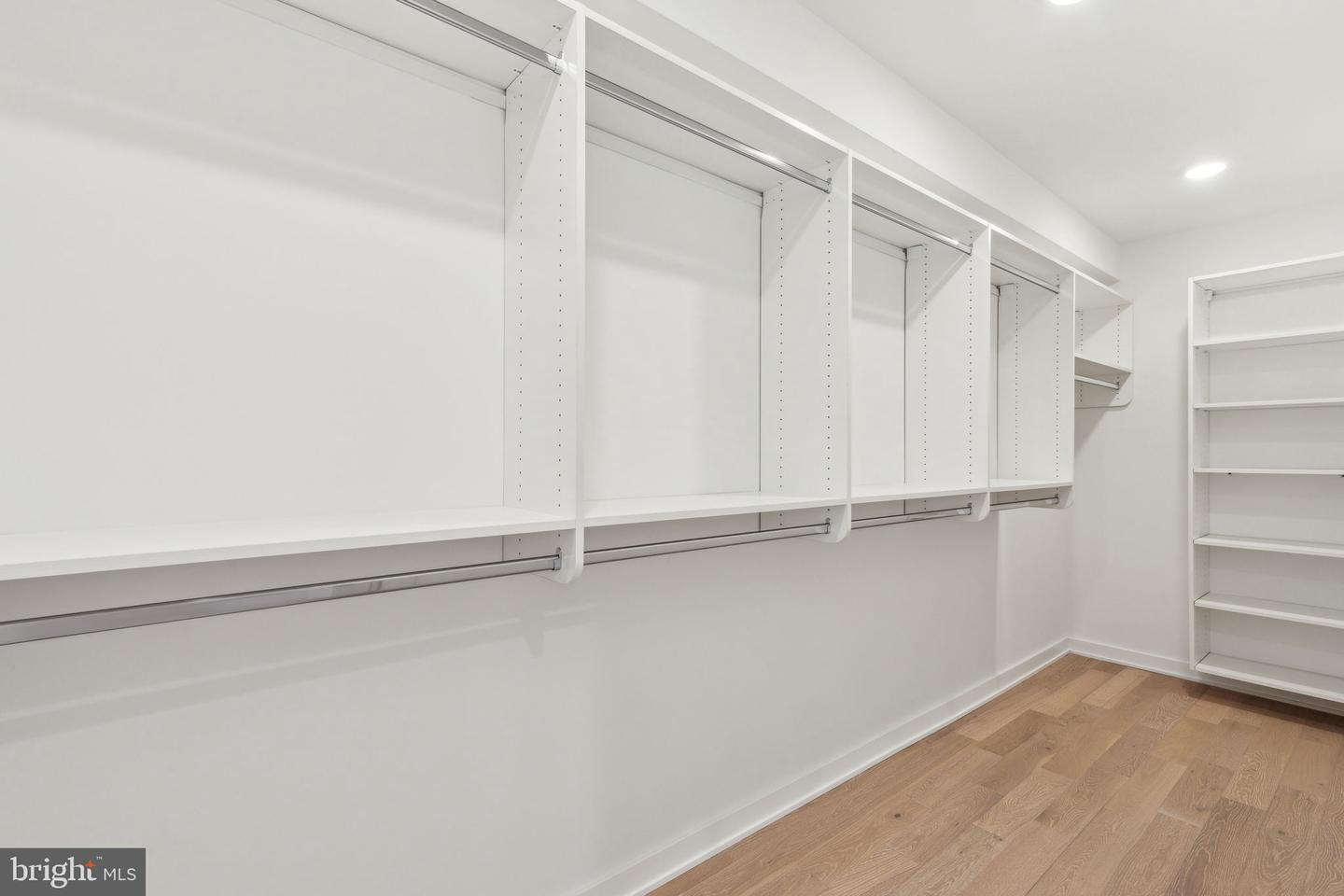 954 N Wendle Ct #11