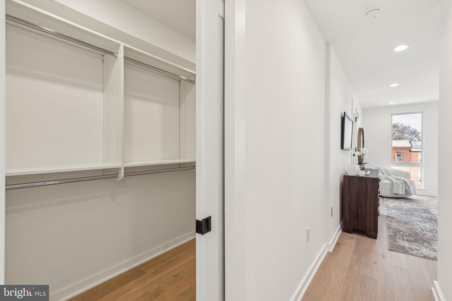 954 N Wendle Ct #11