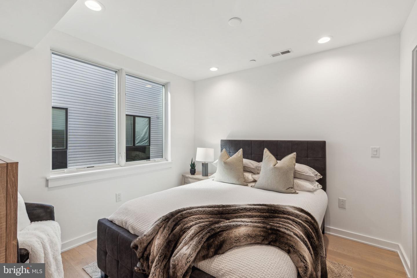 954 N Wendle Ct #11