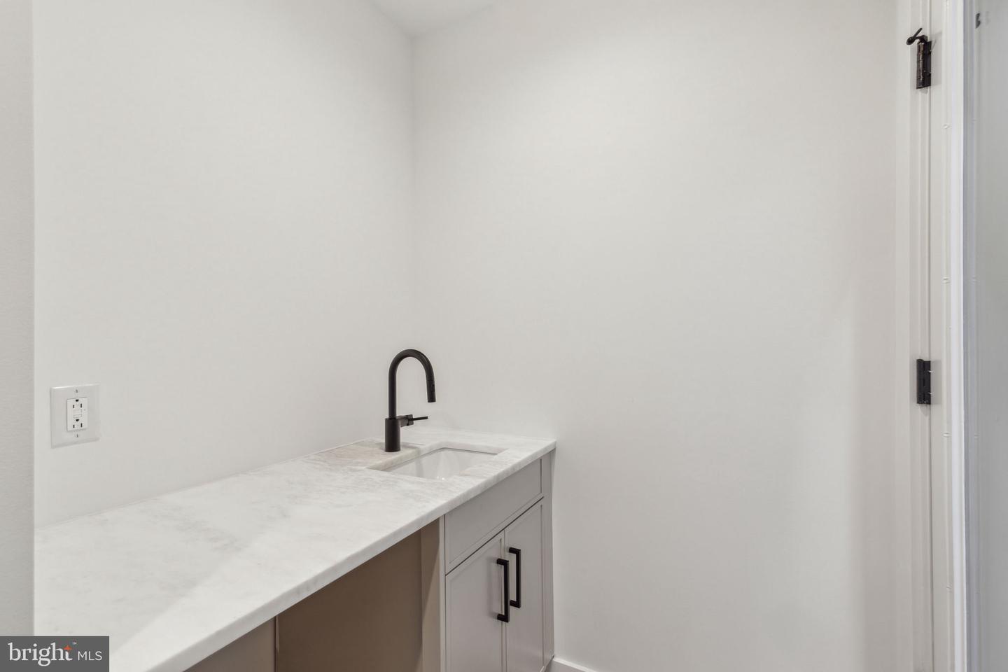 954 N Wendle Ct #11