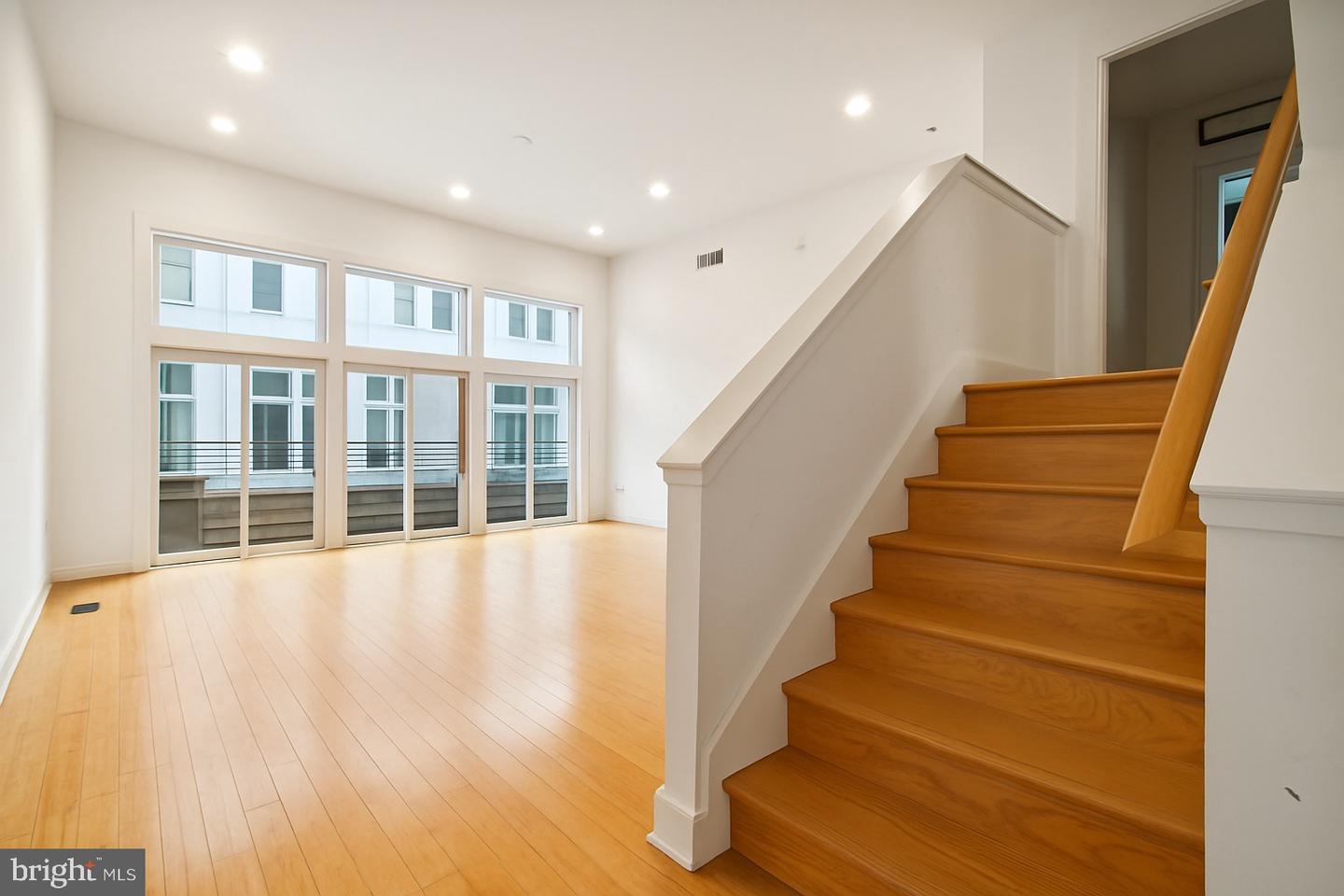 315 Dupont St