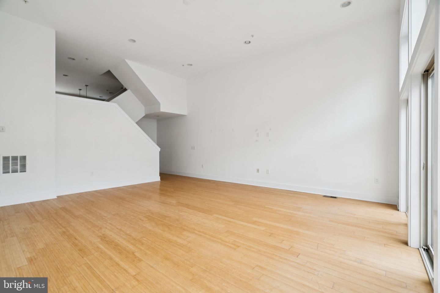315 Dupont St