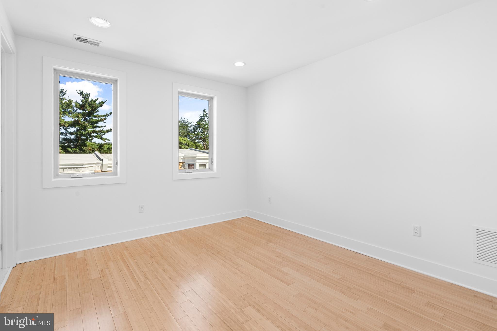 315 Dupont St