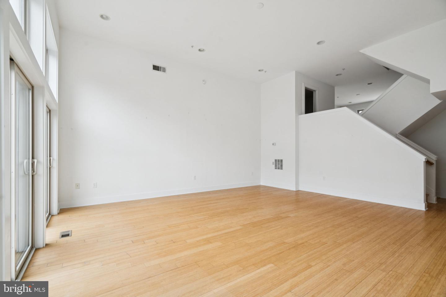 315 Dupont St