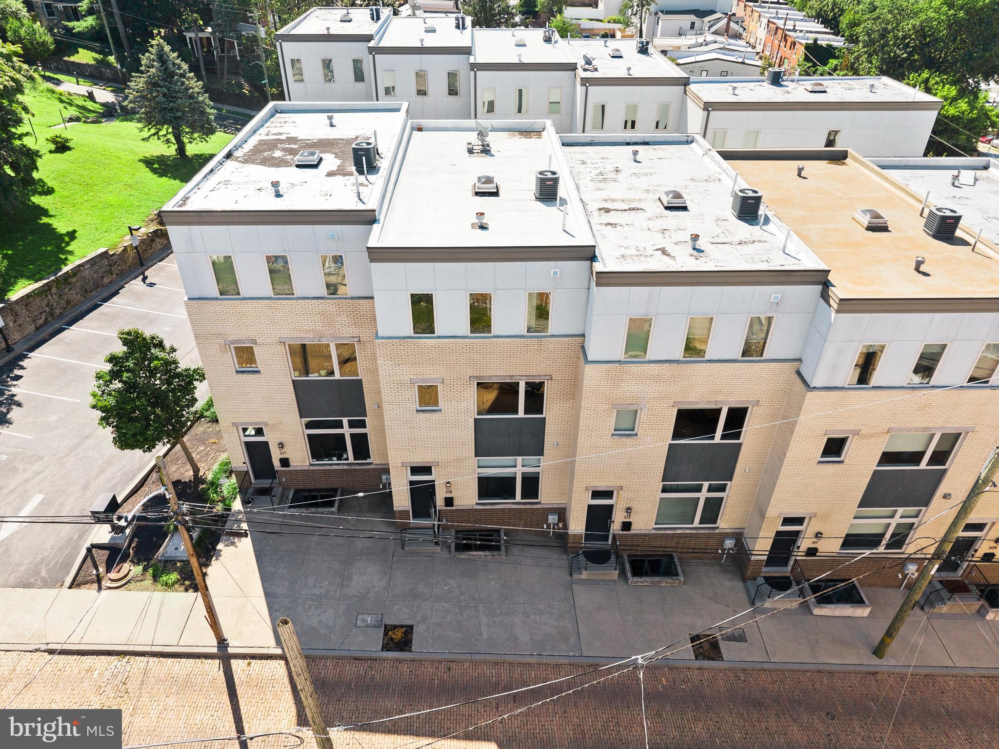 315 Dupont St