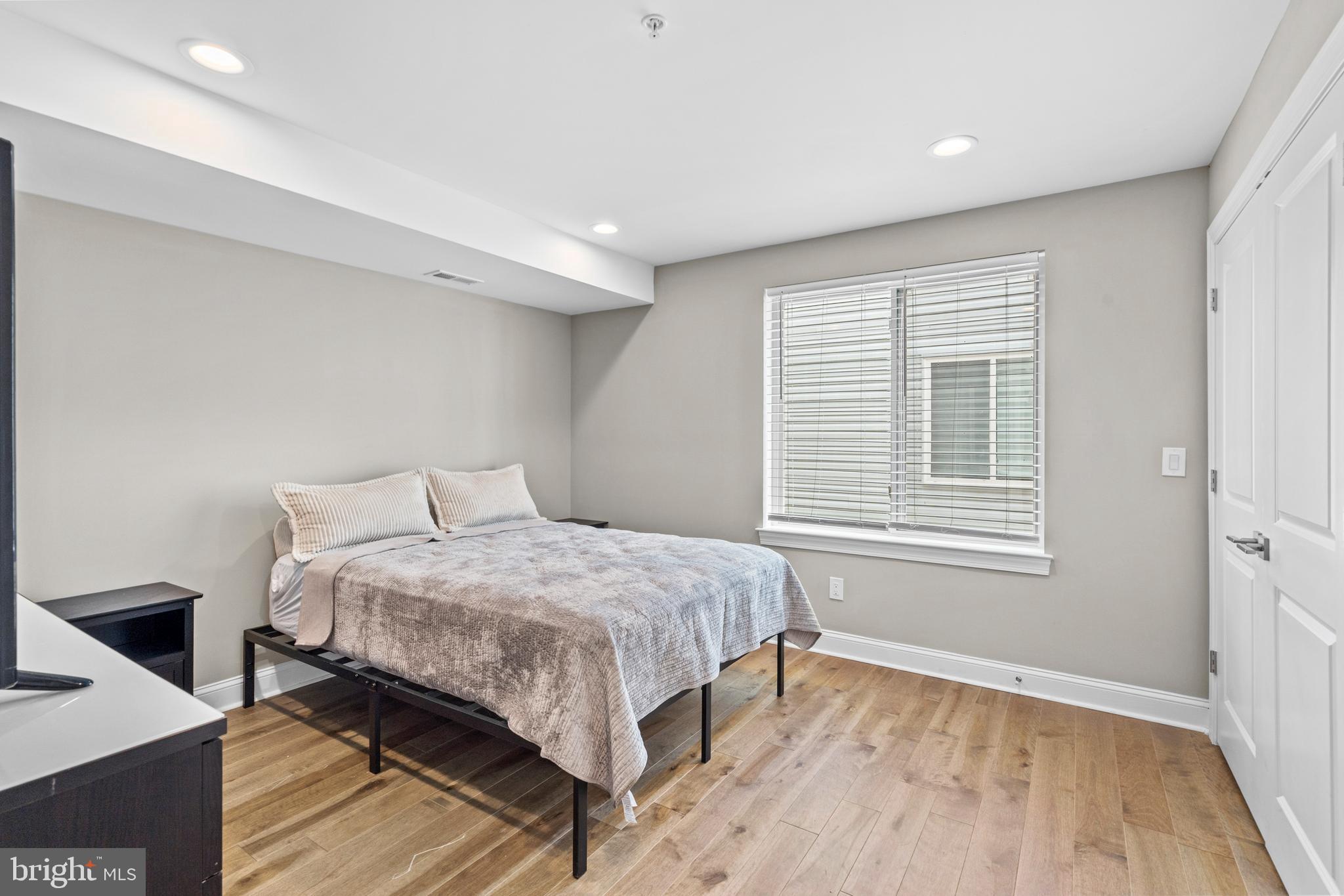 2615 E Harold St #5