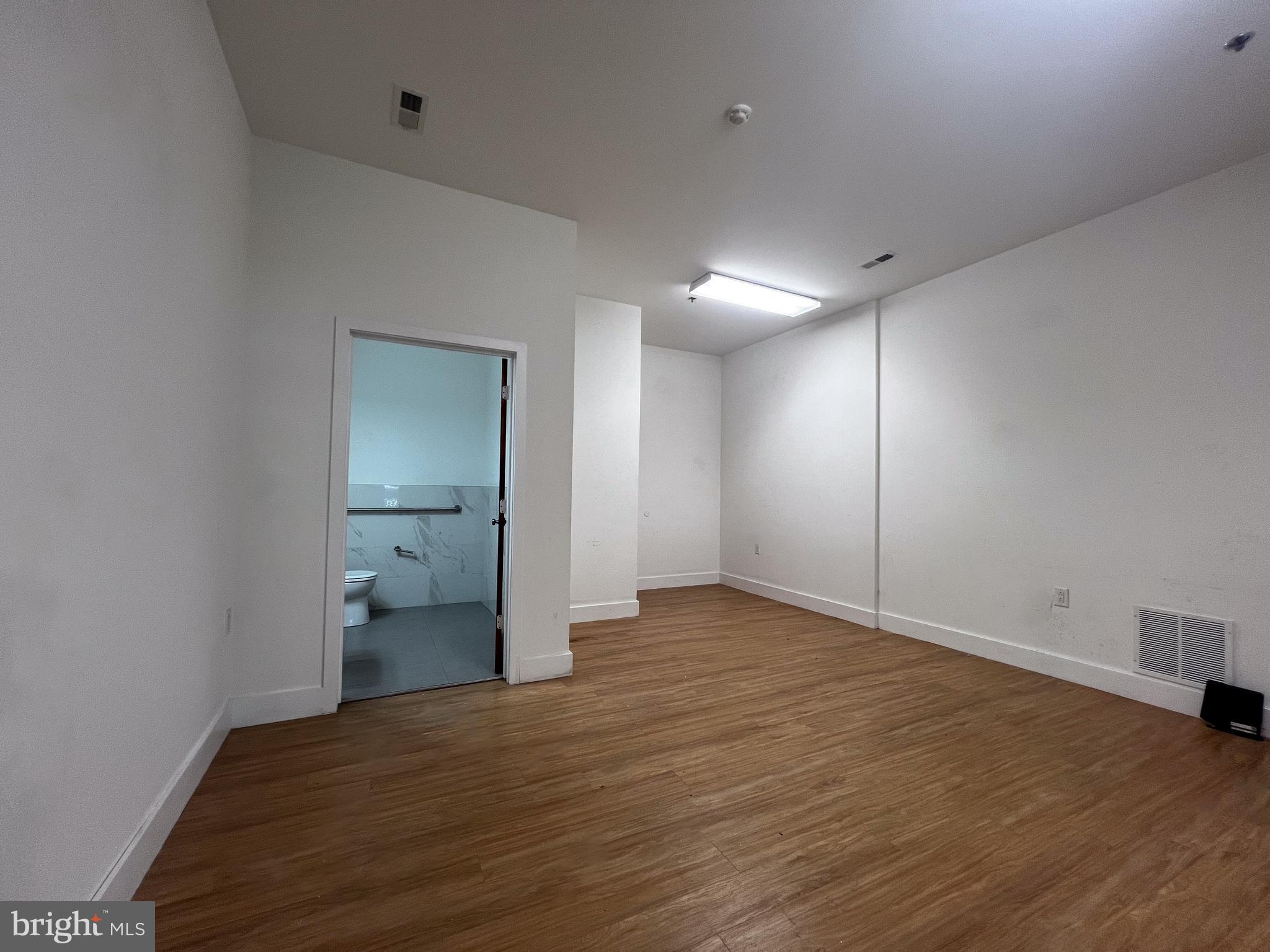 2737 W Girard Ave