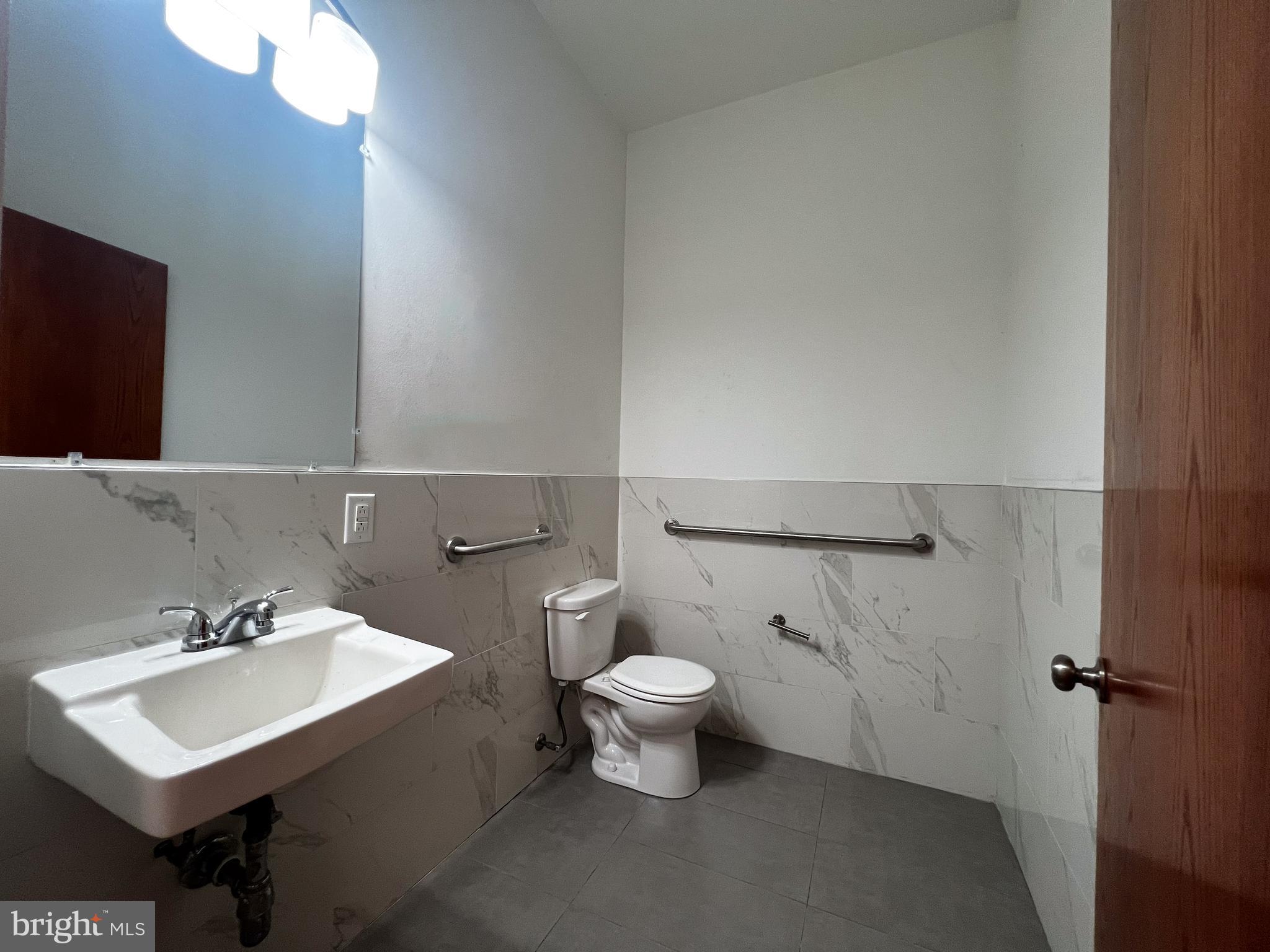 2737 W Girard Ave