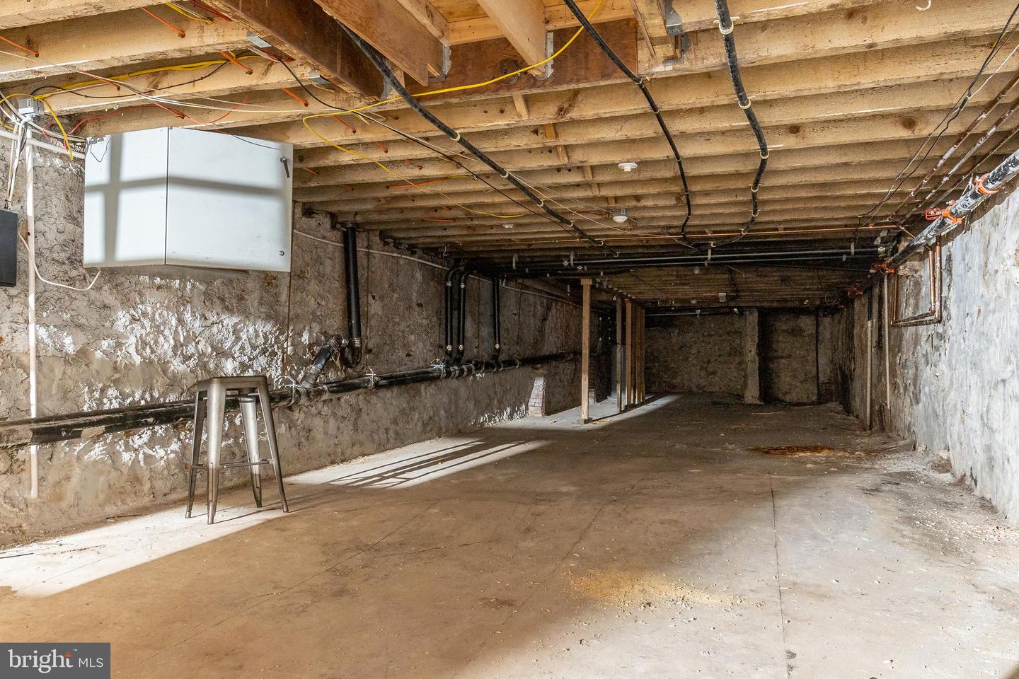2737 W Girard Ave