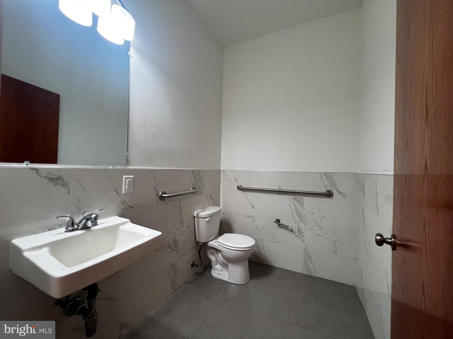 2737 W Girard Ave