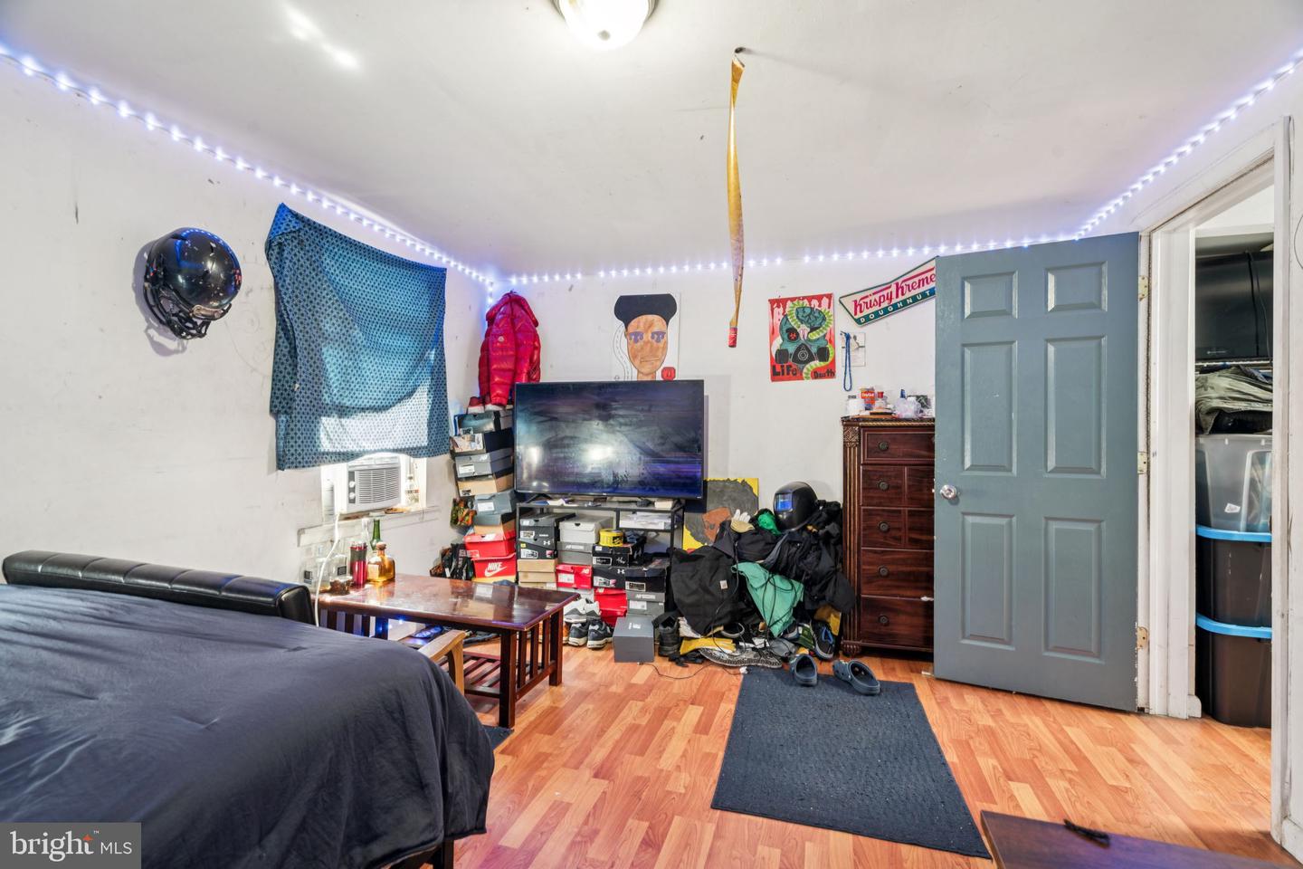 2041 W Oxford St