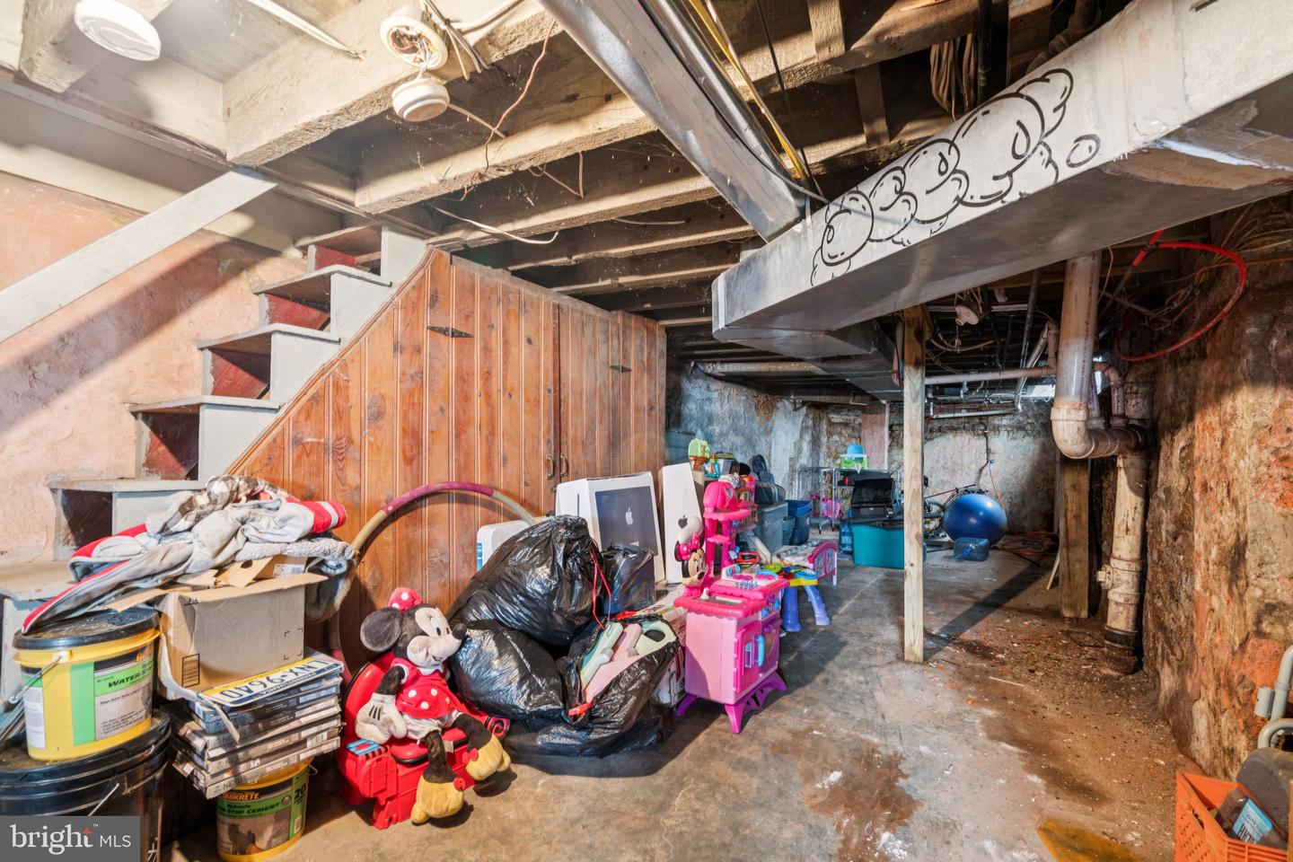 2041 W Oxford St