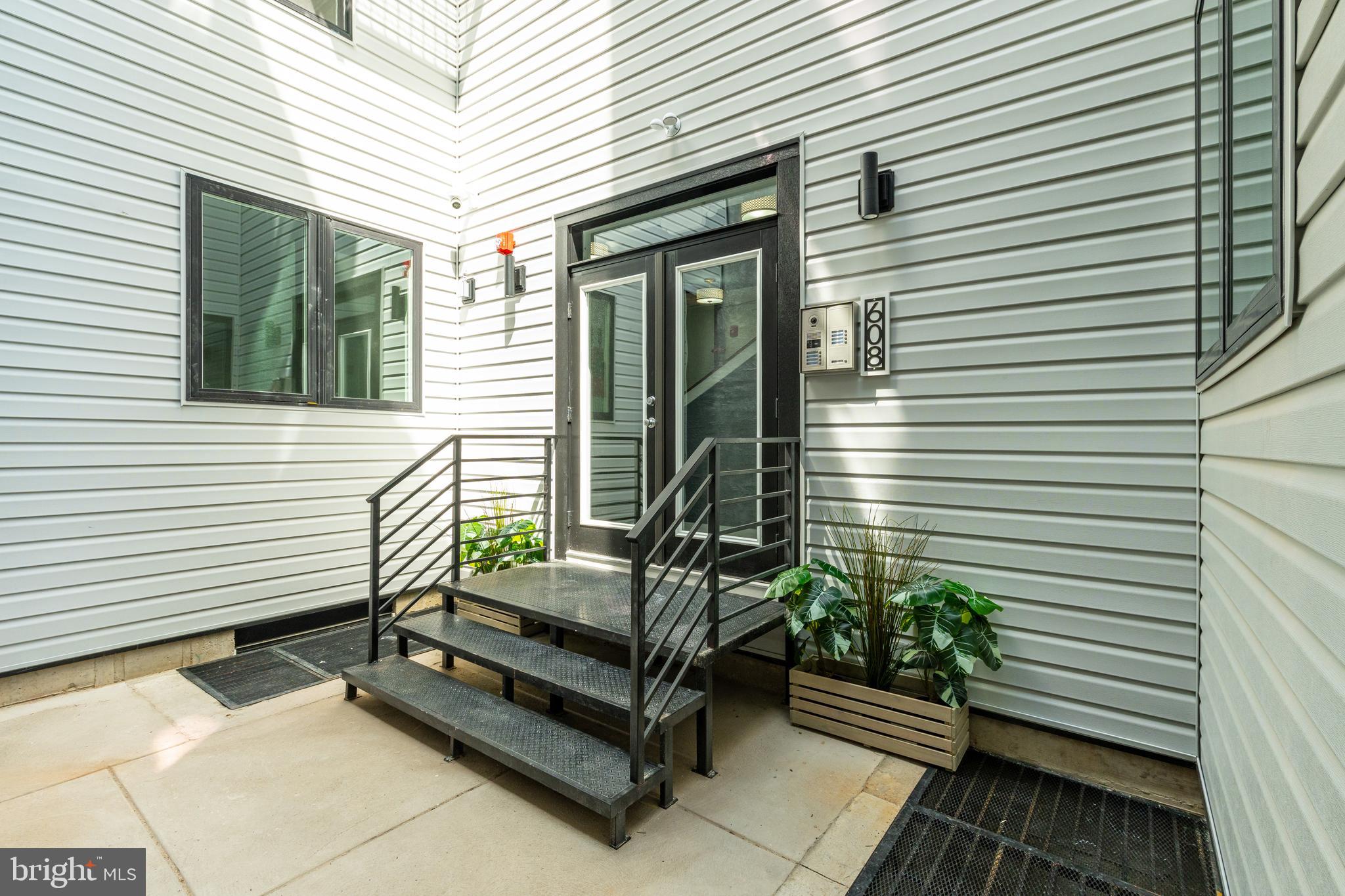 608 S AMERICAN STREET 6