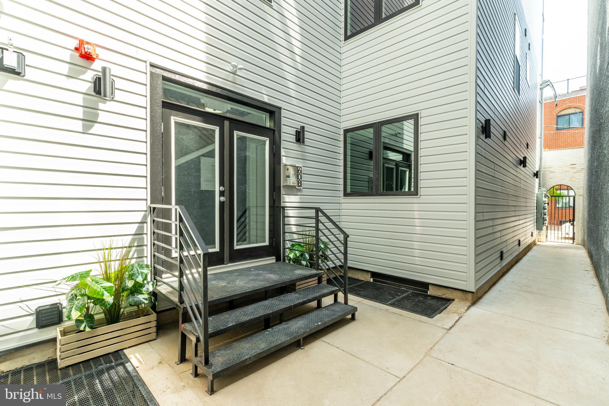 608 S AMERICAN STREET 6