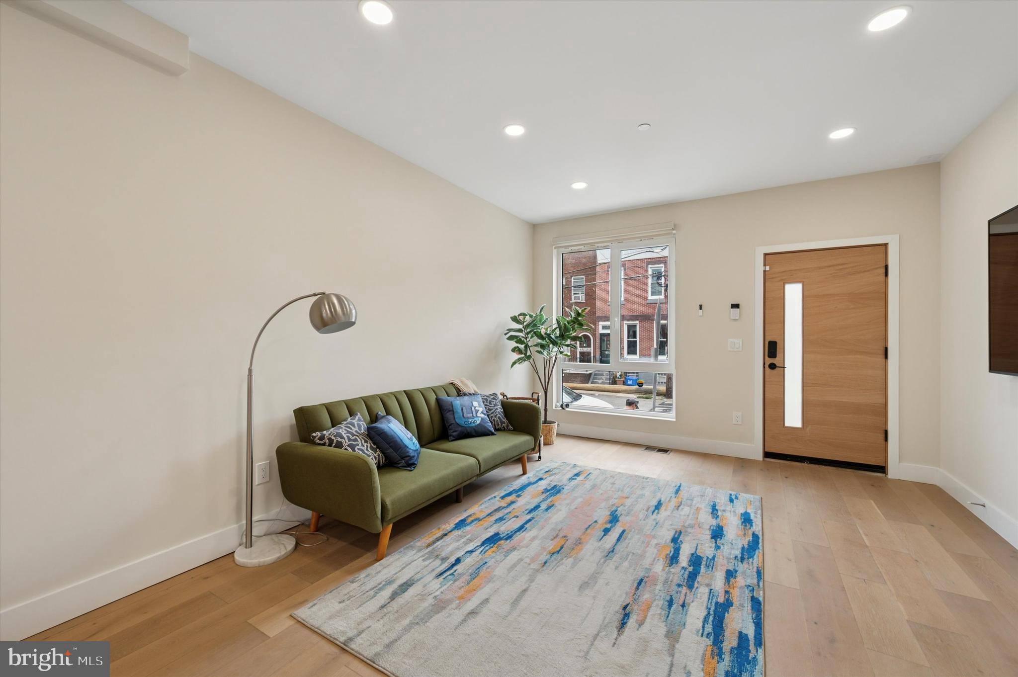 2439 E HUNTINGDON STREET