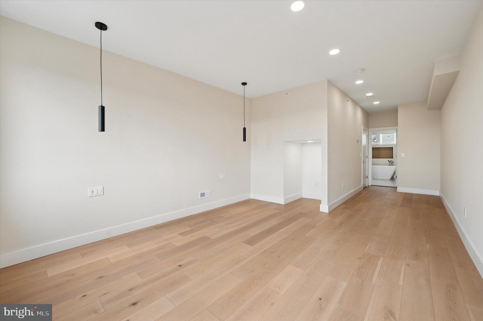 2439 E HUNTINGDON STREET