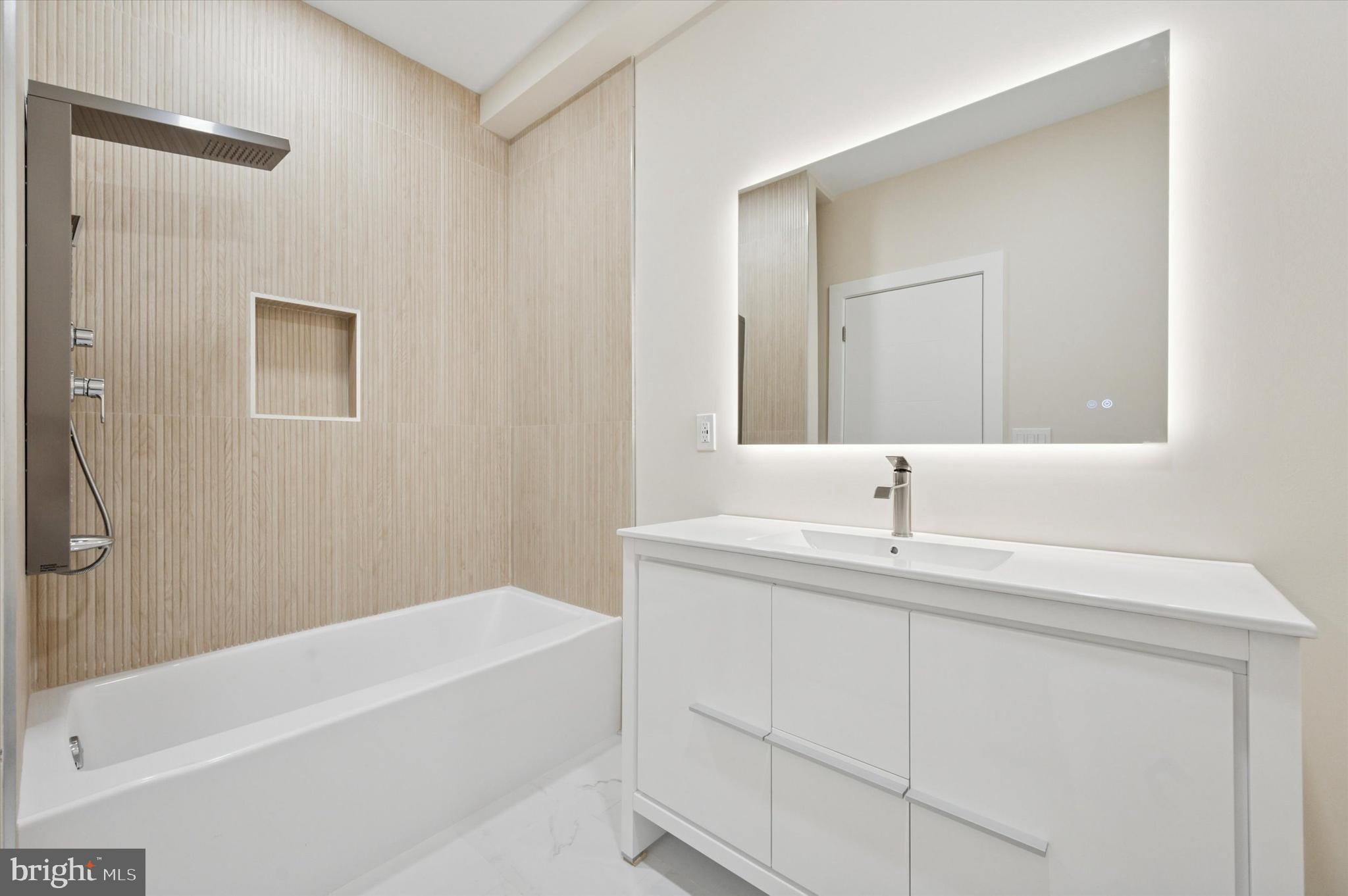 2439 E HUNTINGDON STREET