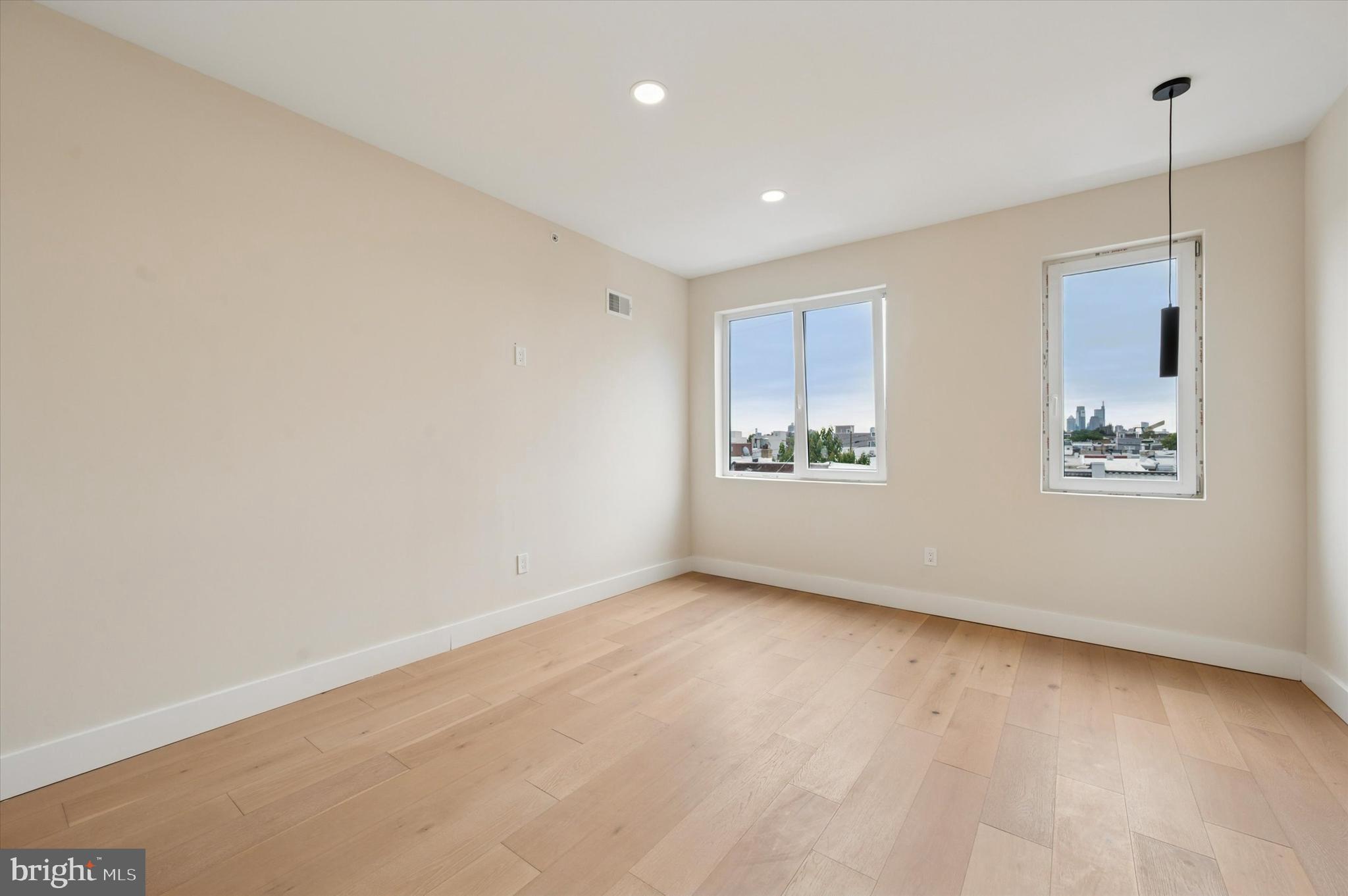 2439 E HUNTINGDON STREET