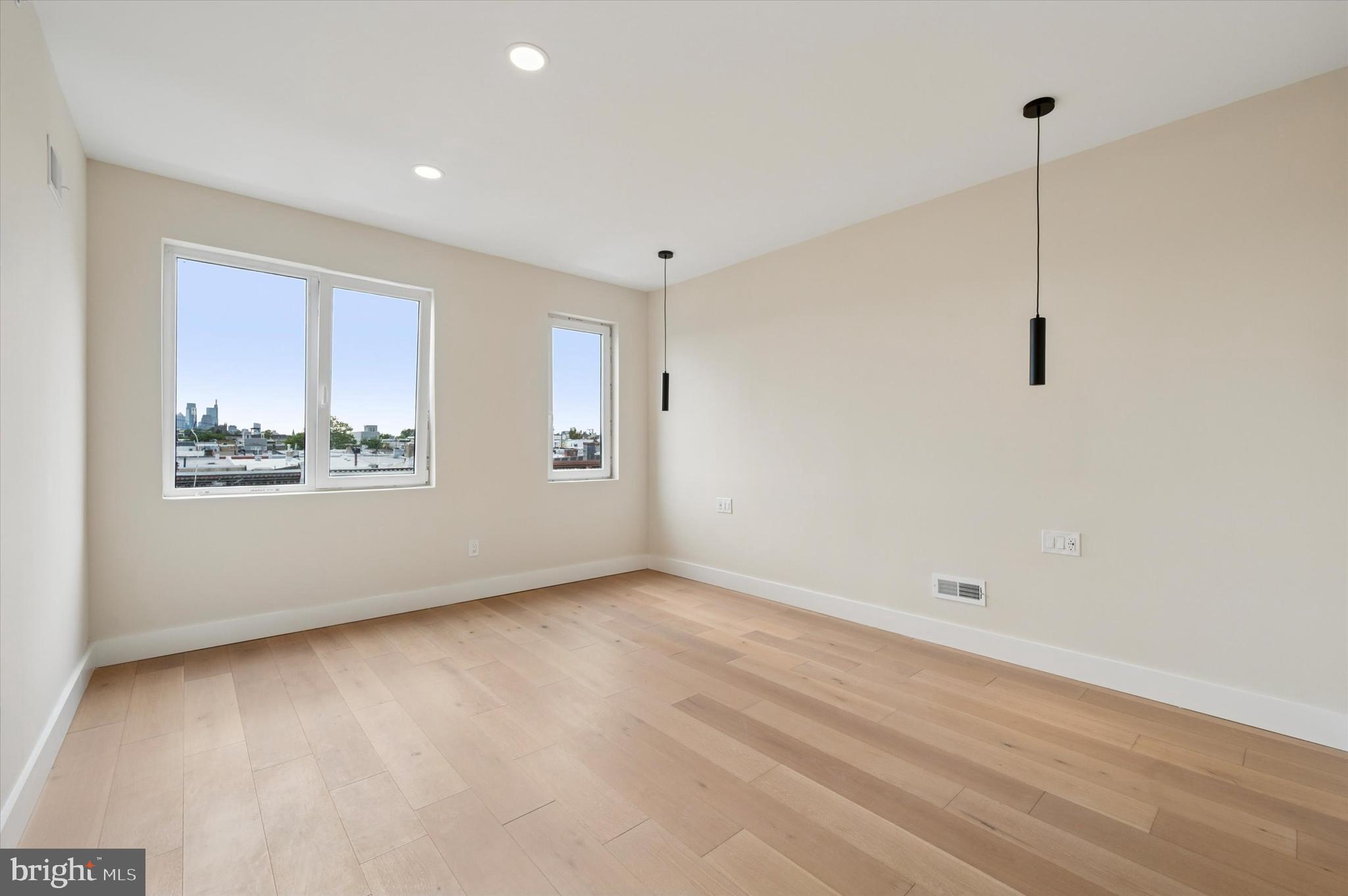 2439 E HUNTINGDON STREET