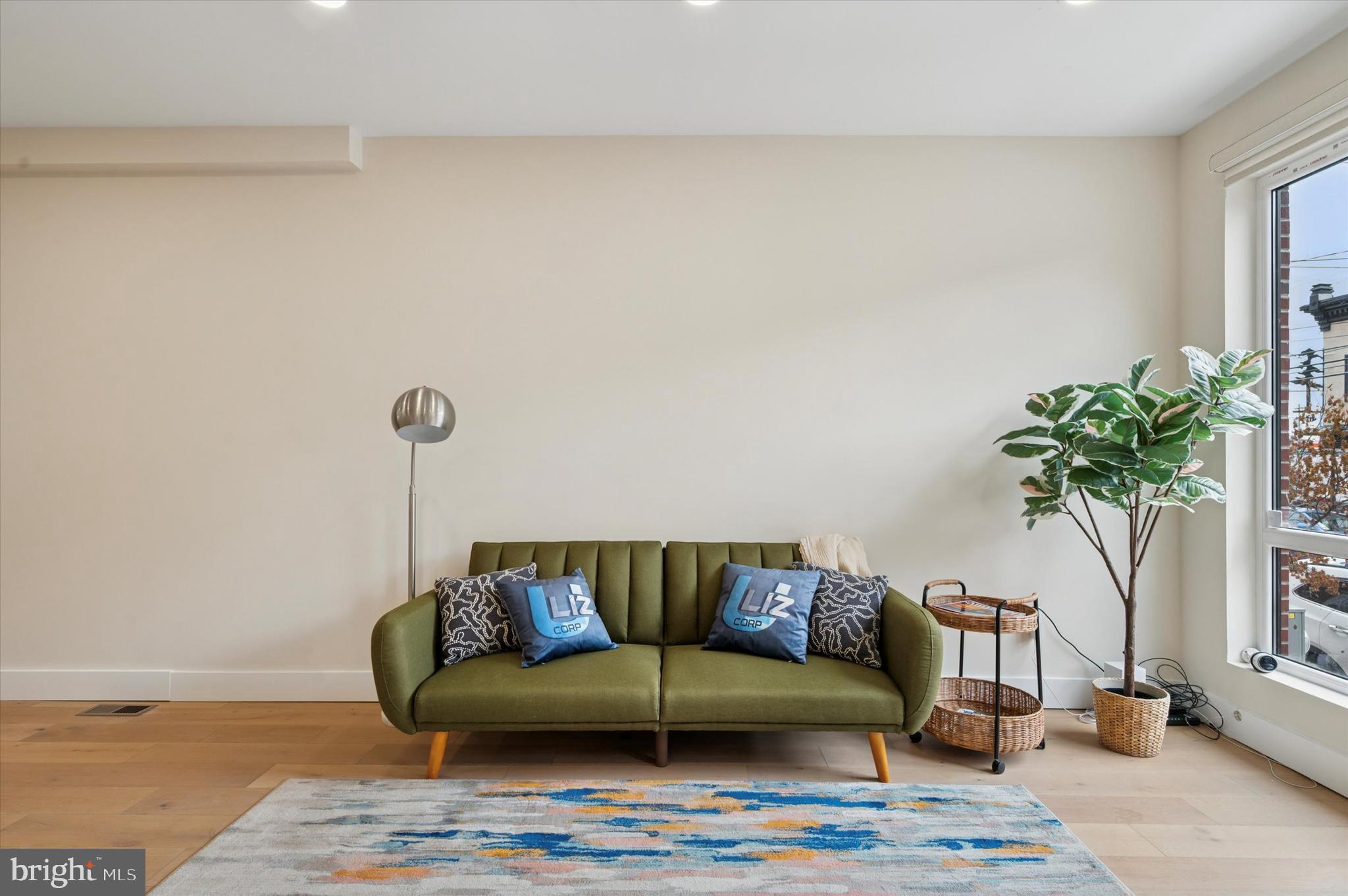 2439 E HUNTINGDON STREET