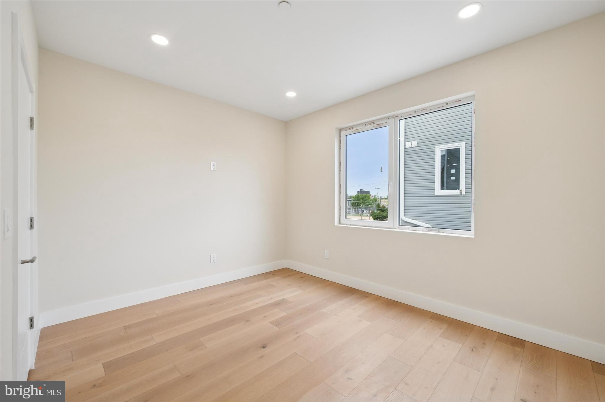 2439 E HUNTINGDON STREET