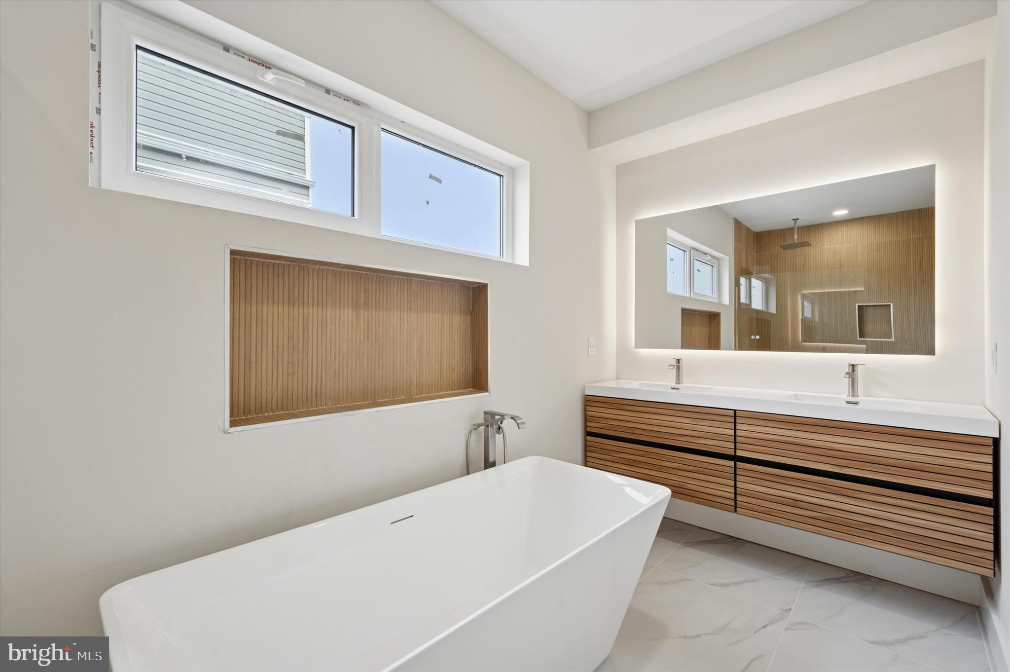 2439 E HUNTINGDON STREET