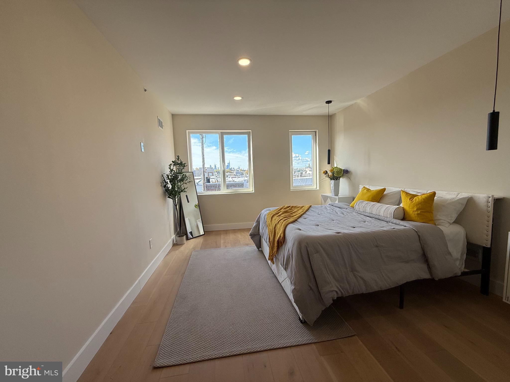 2439 E HUNTINGDON STREET