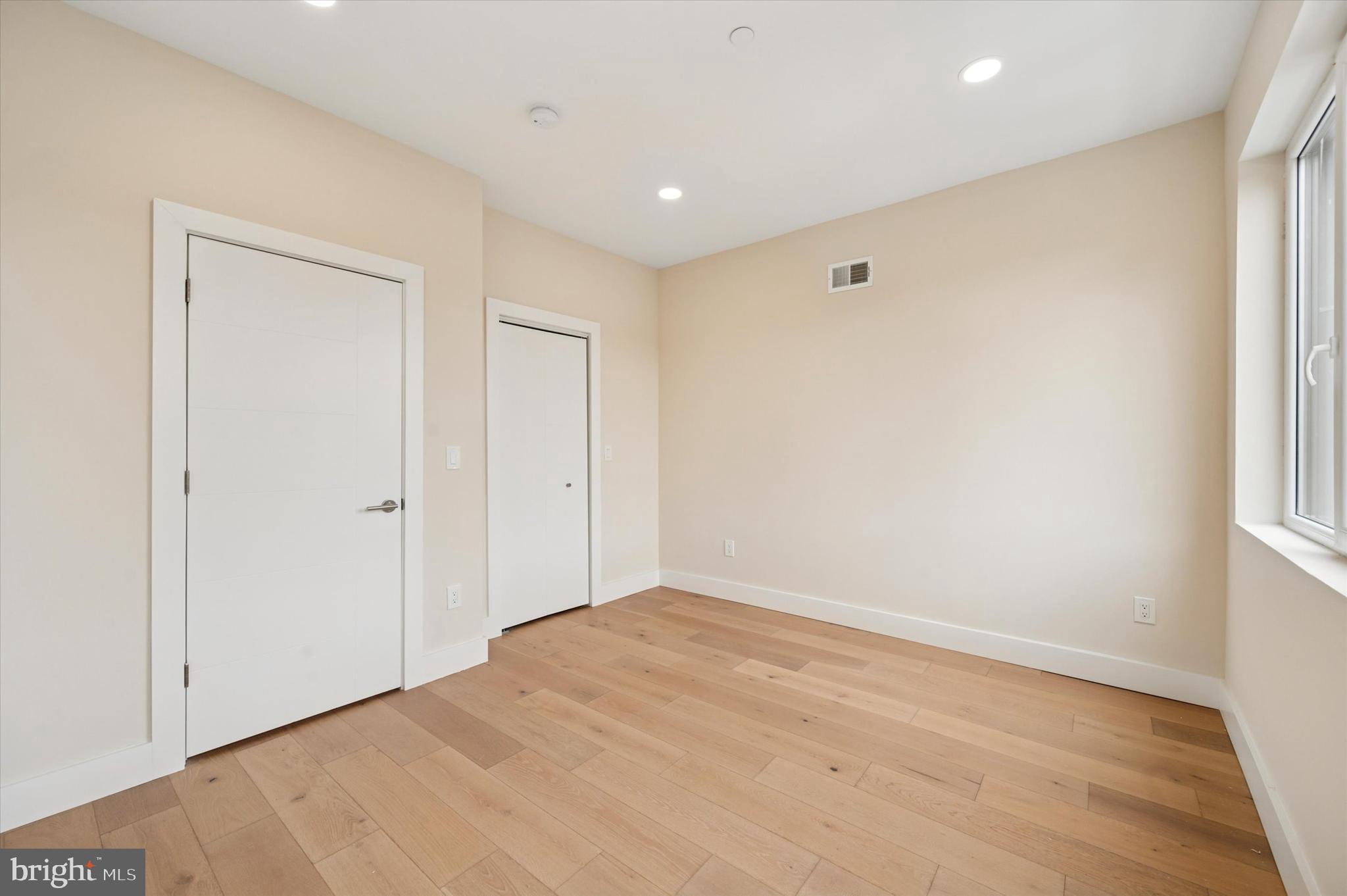 2439 E HUNTINGDON STREET