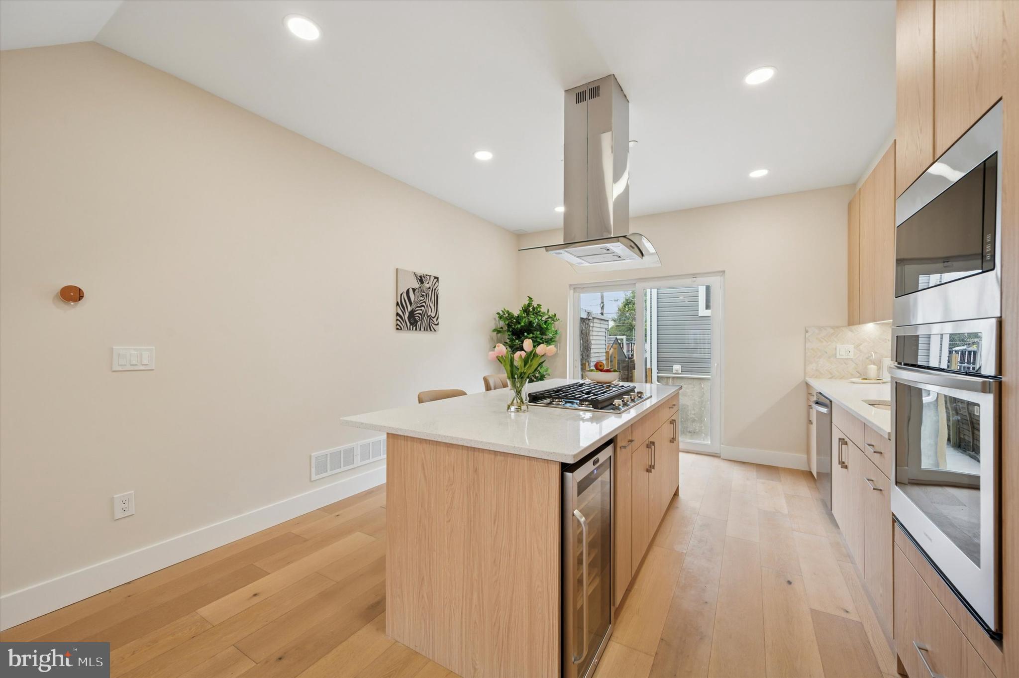 2439 E HUNTINGDON STREET