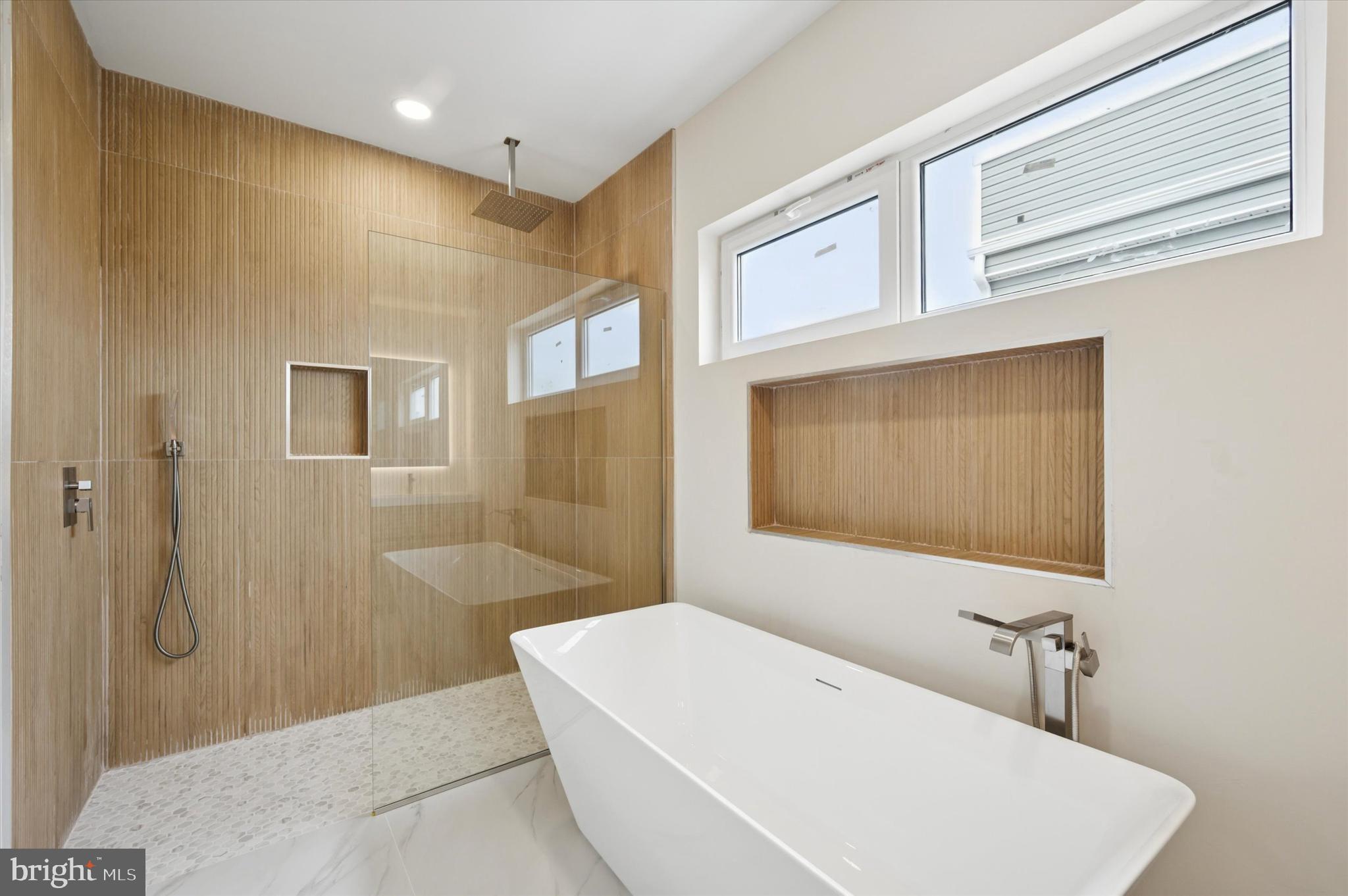 2439 E HUNTINGDON STREET