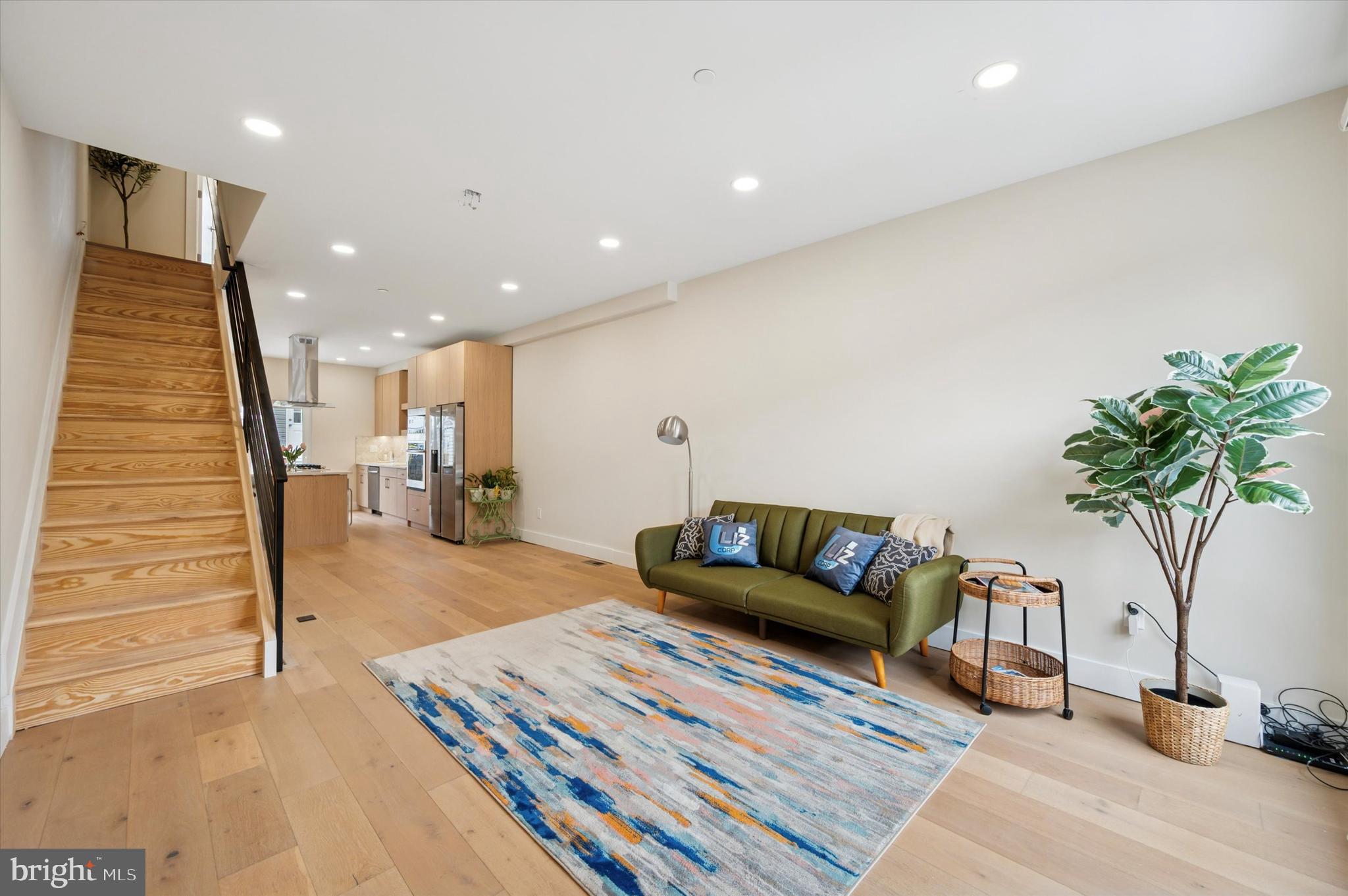 2439 E HUNTINGDON STREET