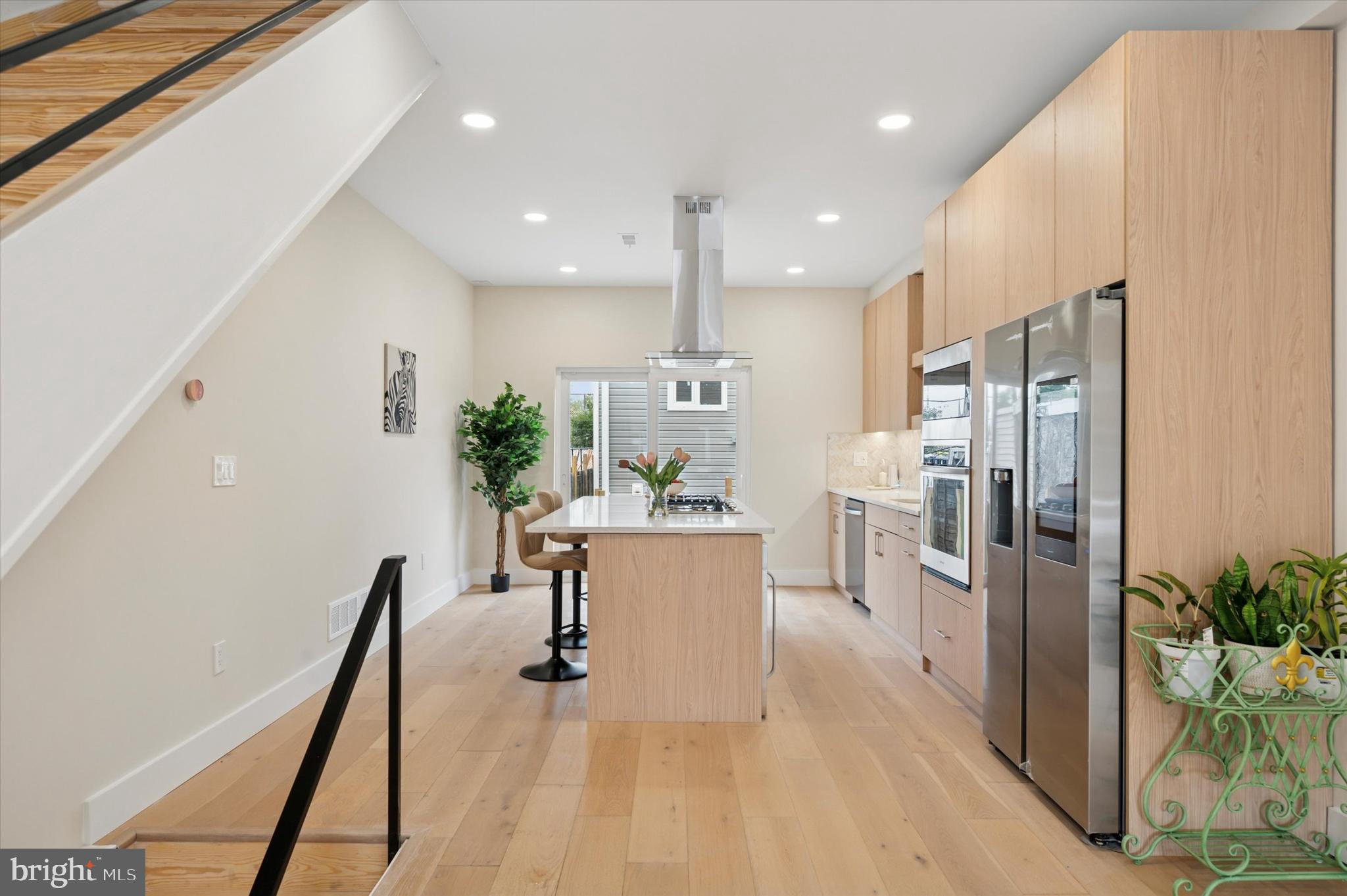 2439 E HUNTINGDON STREET