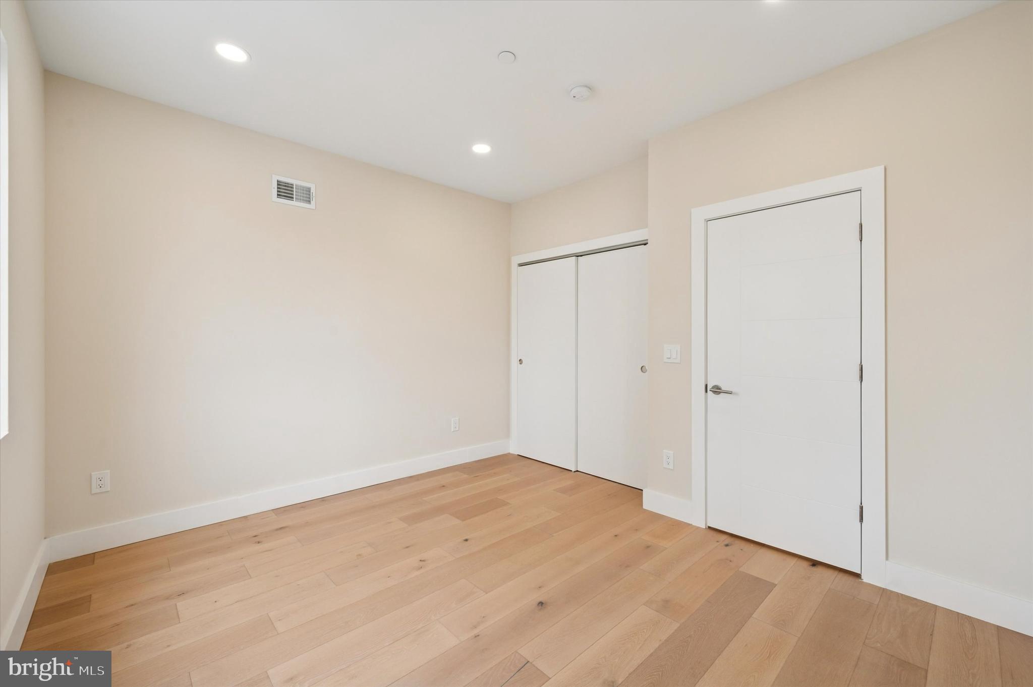 2439 E HUNTINGDON STREET