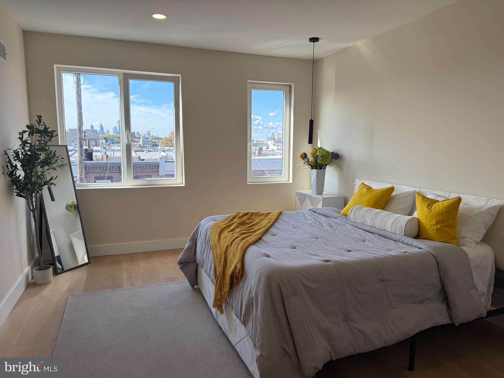 2439 E HUNTINGDON STREET