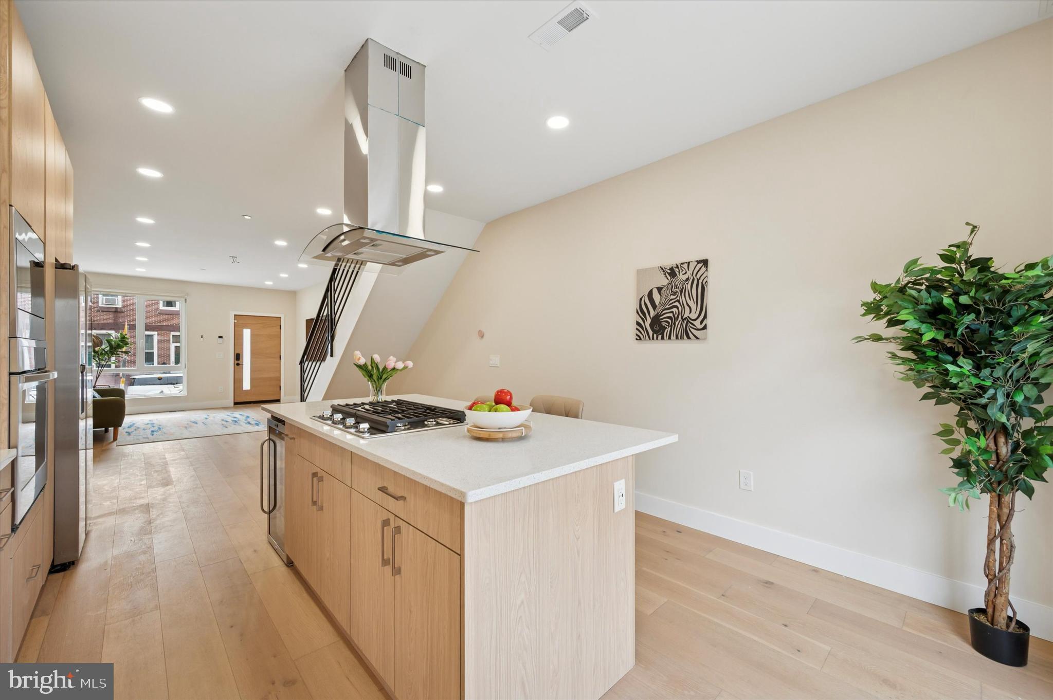 2439 E HUNTINGDON STREET