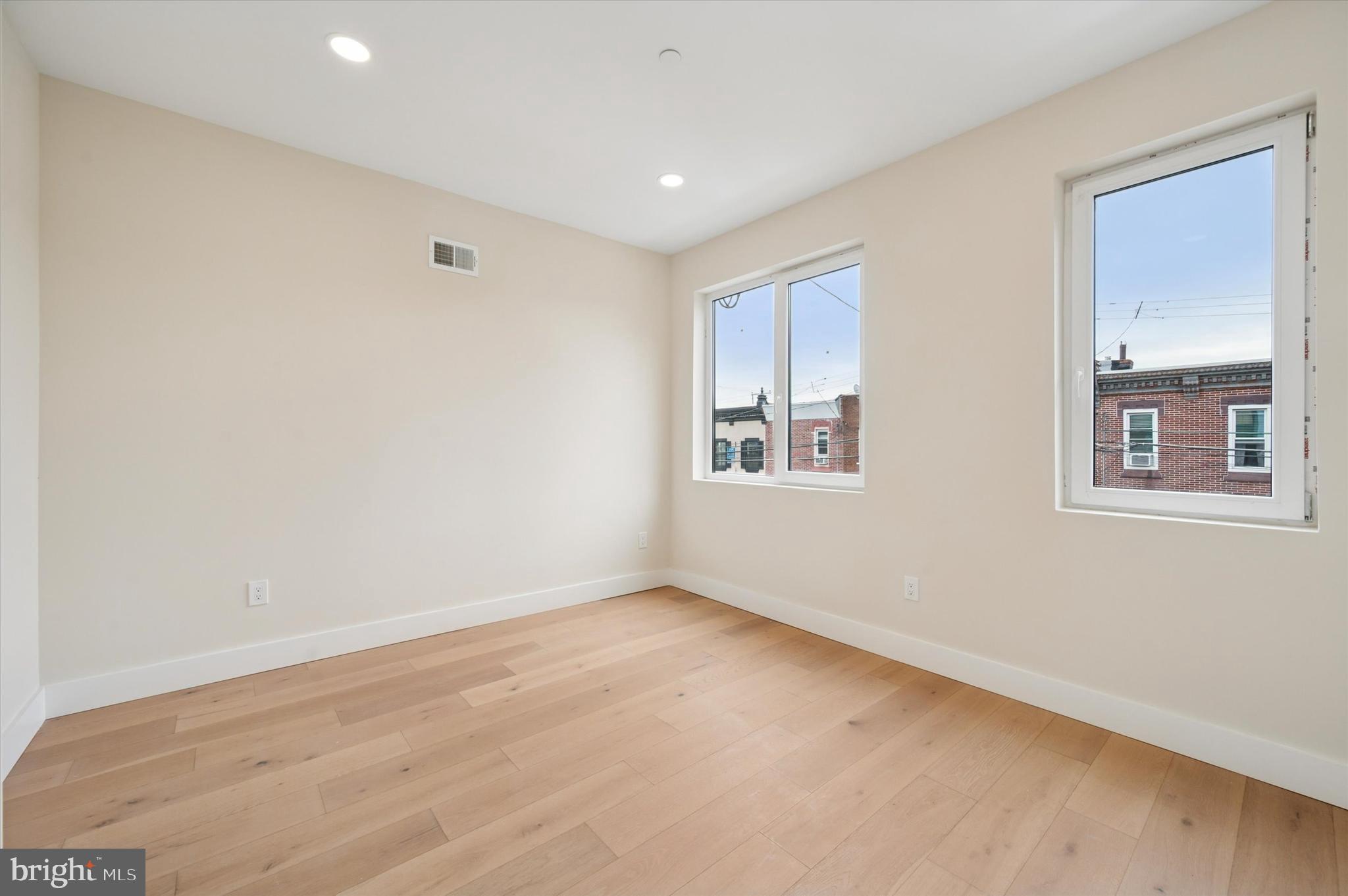 2439 E HUNTINGDON STREET