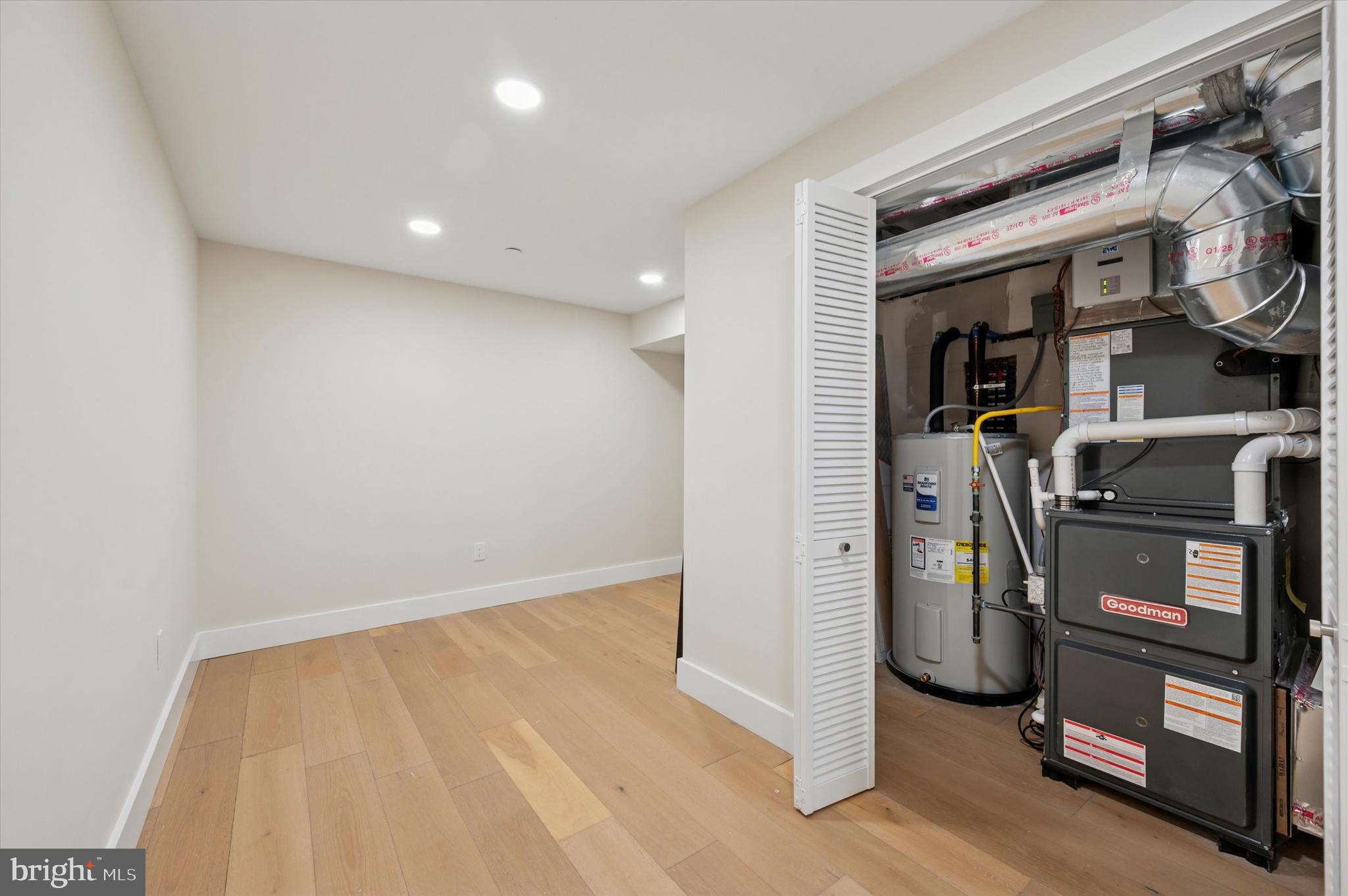 2439 E HUNTINGDON STREET